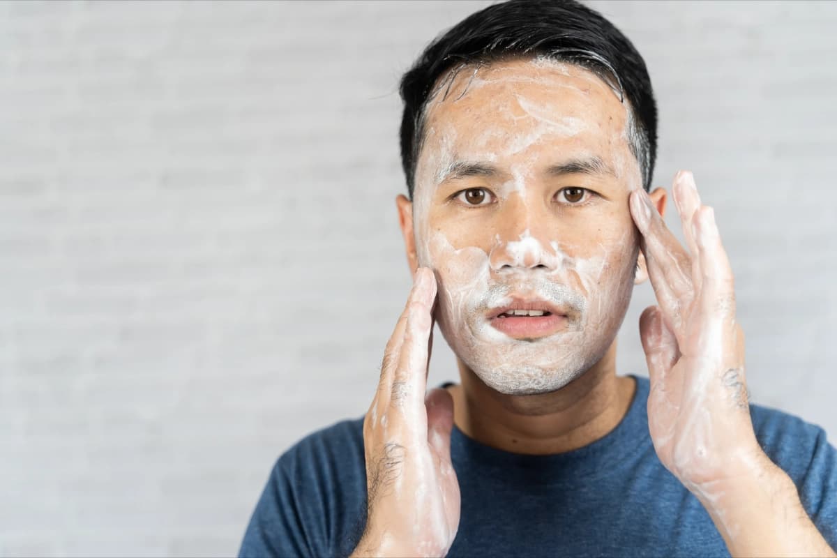 Urutan Pakai Skincare Cowok yang Benar di Pagi Hari