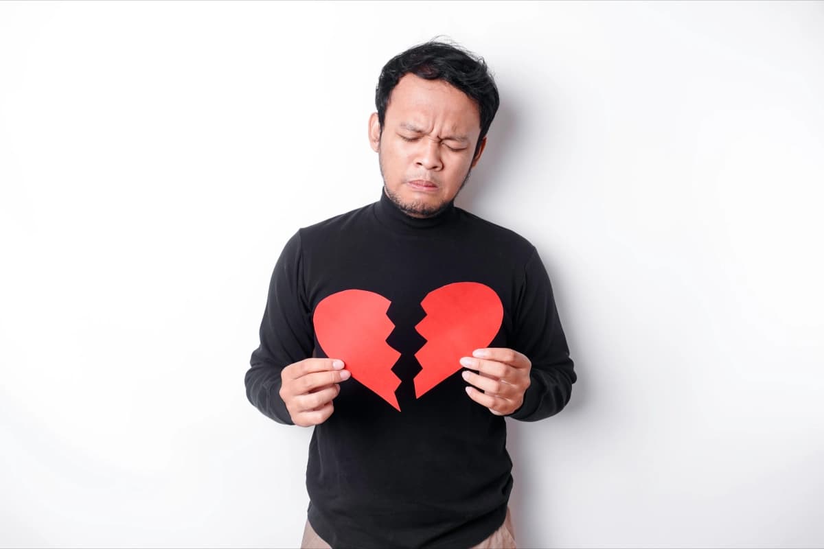 5 Alasan Kenapa Cowok Susah Move On saat Patah Hati