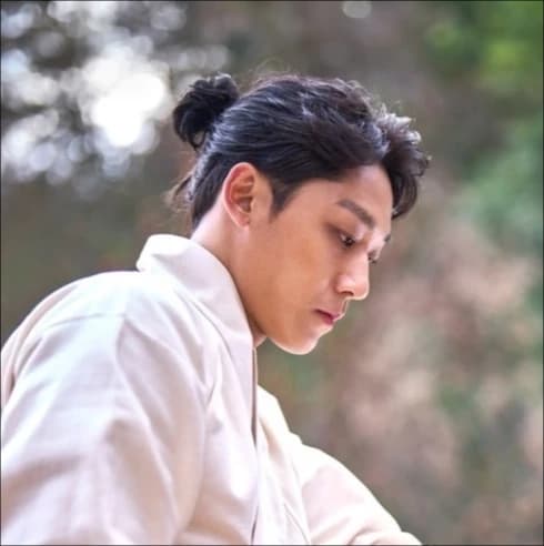 10 Gaya Rambut Gondrong Tanggung Pria, Ganteng dan Maskulin